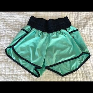 Women’s Lululemon Tracker Mint Green Shorts Sz 6
